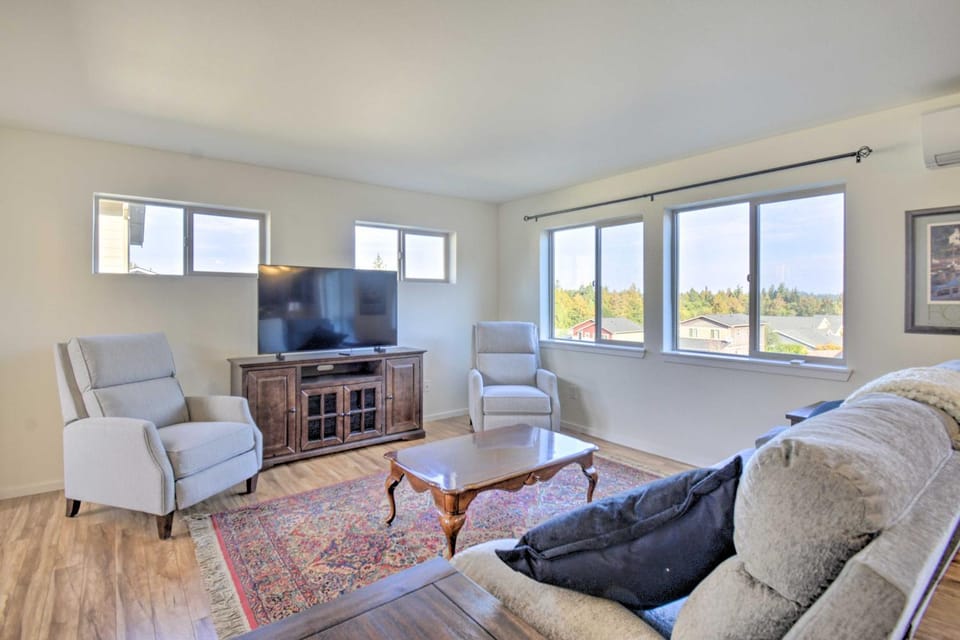 Pet-Friendly Poulsbo Abode with Mountain Views! House in Poulsbo