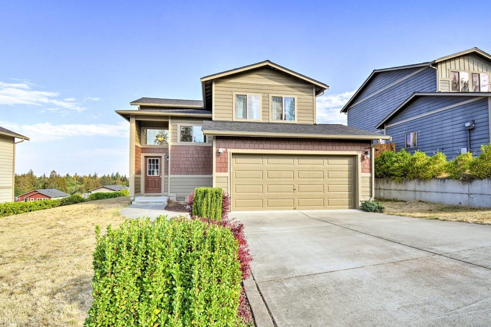 Pet-Friendly Poulsbo Abode with Mountain Views! House in Poulsbo