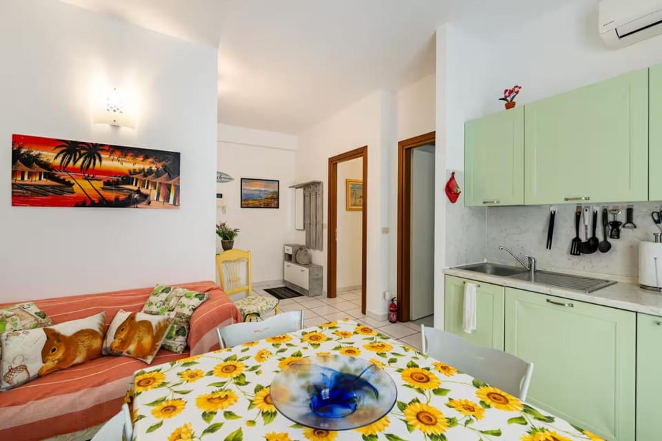 30 mt dal mare, nel centro e con posto auto Apartment in Liguria