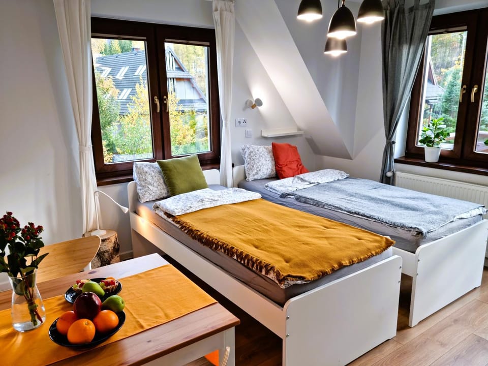 Bed, Food and drinks, Photo of the whole room, Seating area, Bedroom