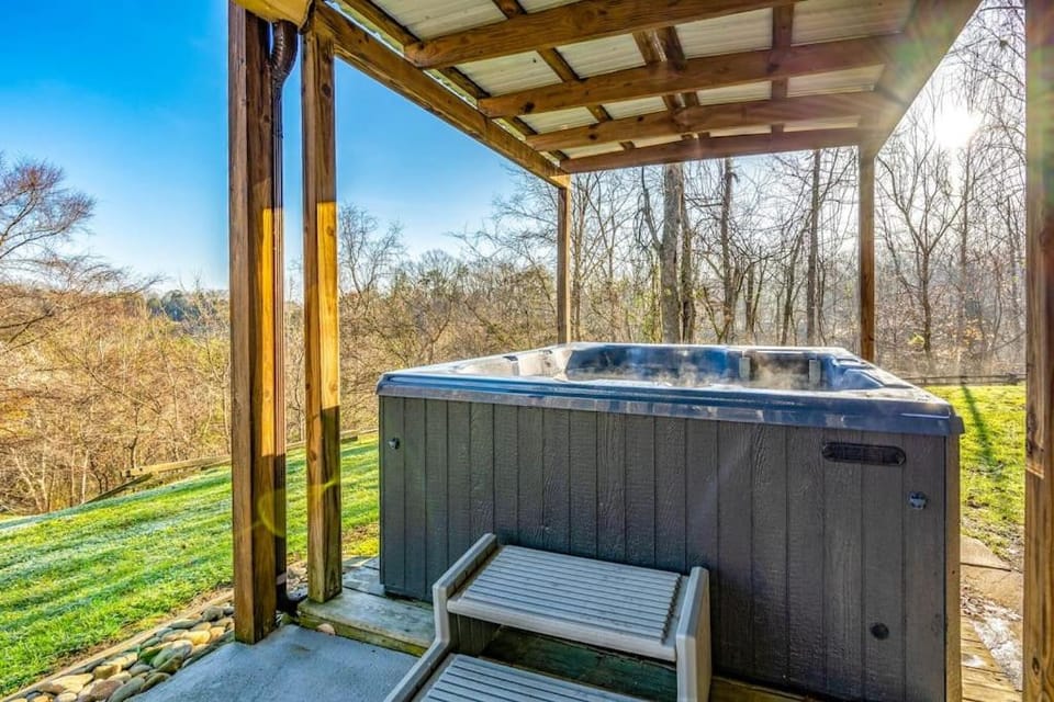 Dog Friendly! Views! Hot Tub! Close To Pf! Gsmnp House in Sevierville