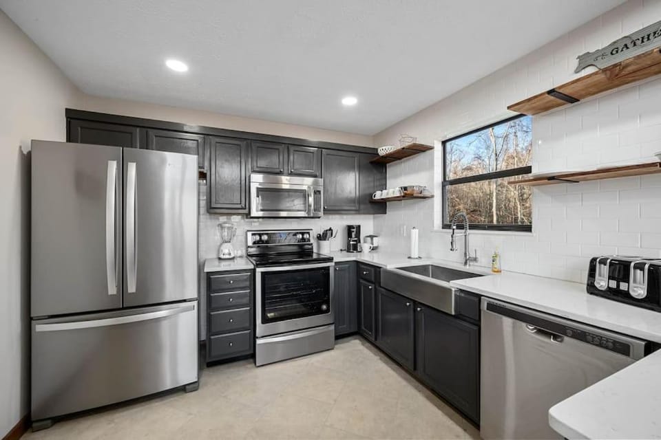 Dog Friendly! Views! Hot Tub! Close To Pf! Gsmnp House in Sevierville