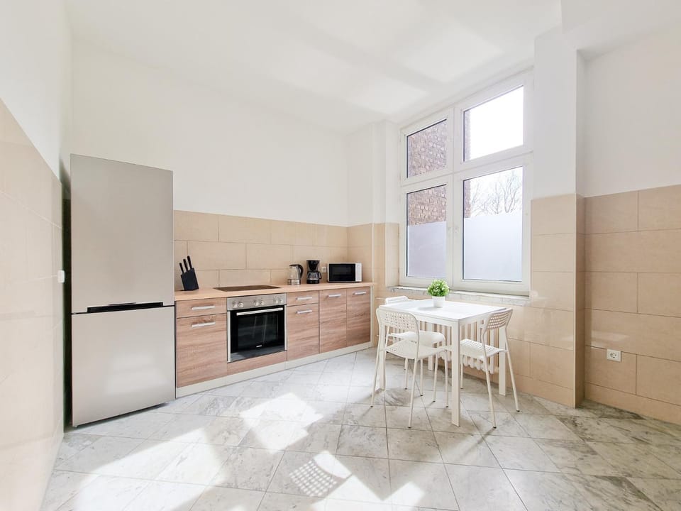 Coffee/tea facilities, microwave, oven, stove, kitchen
