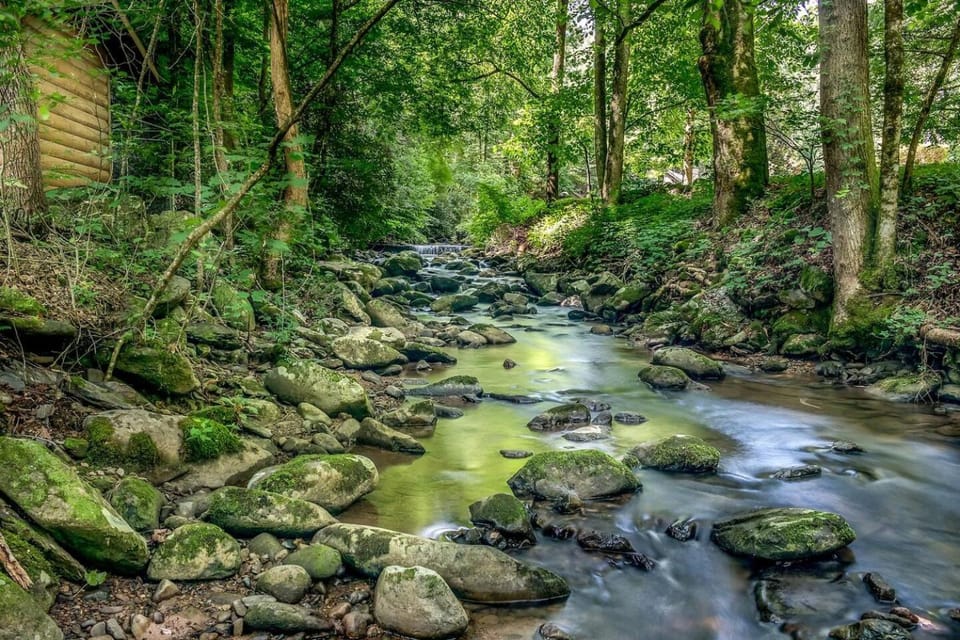 Firefly Creek, Free Attraction Tickets Tickets, Hot Tub, On a Creek, Fire Pit, WIFI!!! Chalet in Gatlinburg