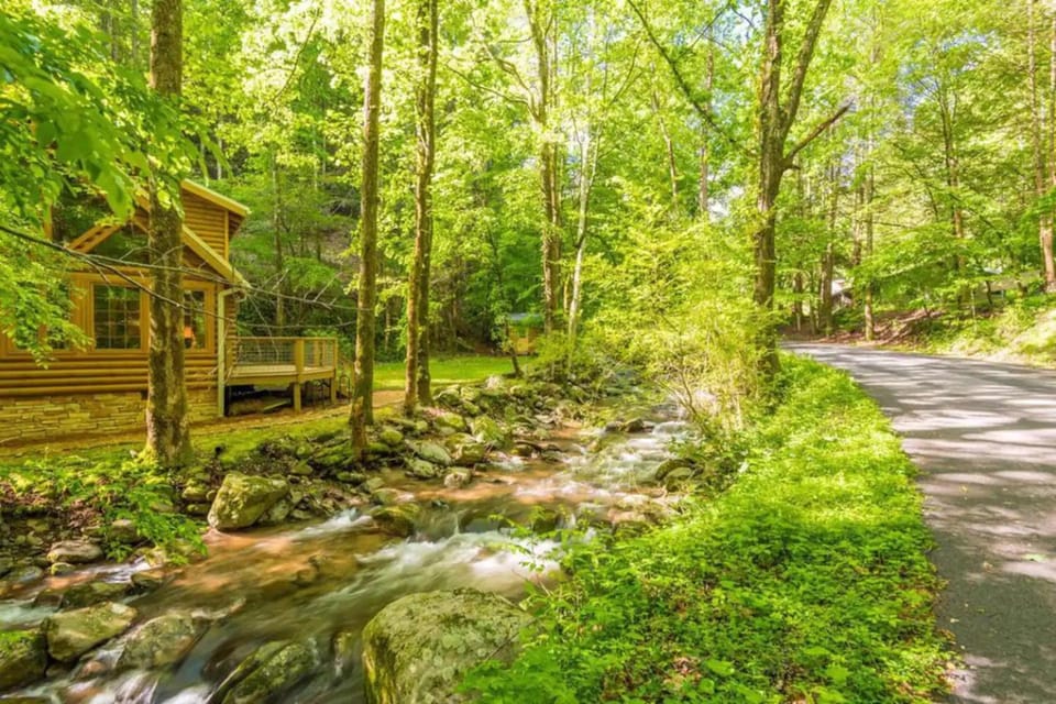 Firefly Creek, Free Attraction Tickets Tickets, Hot Tub, On a Creek, Fire Pit, WIFI!!! Chalet in Gatlinburg