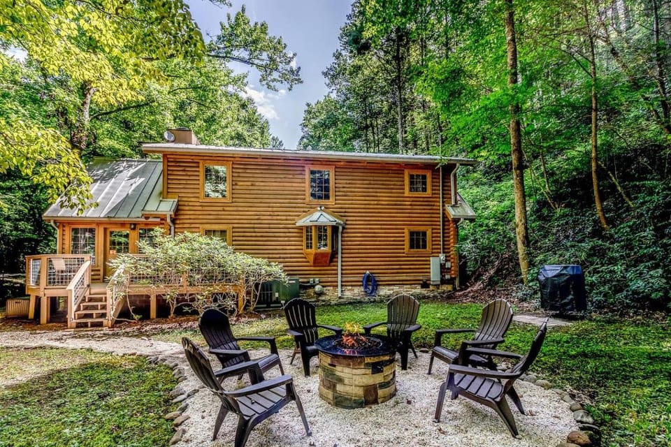 Firefly Creek, Free Attraction Tickets Tickets, Hot Tub, On a Creek, Fire Pit, WIFI!!! Chalet in Gatlinburg