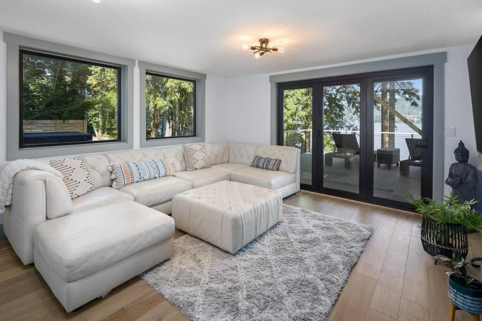 Casa Las Nubes NEW! Whatcom Lakefront Cabin/HotTub Cabin in Sudden Valley