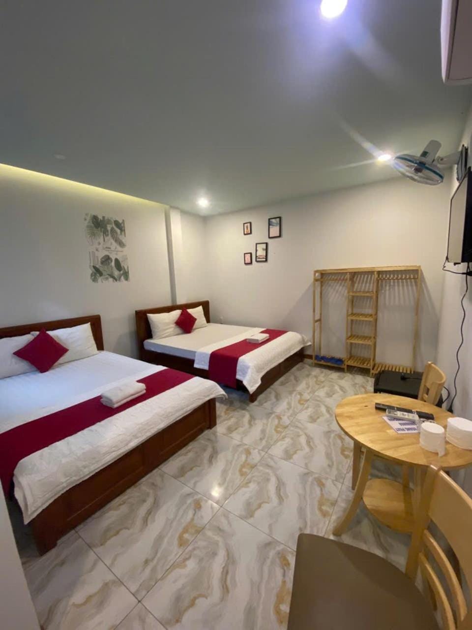 Bed, Photo of the whole room, furniture, air conditioner