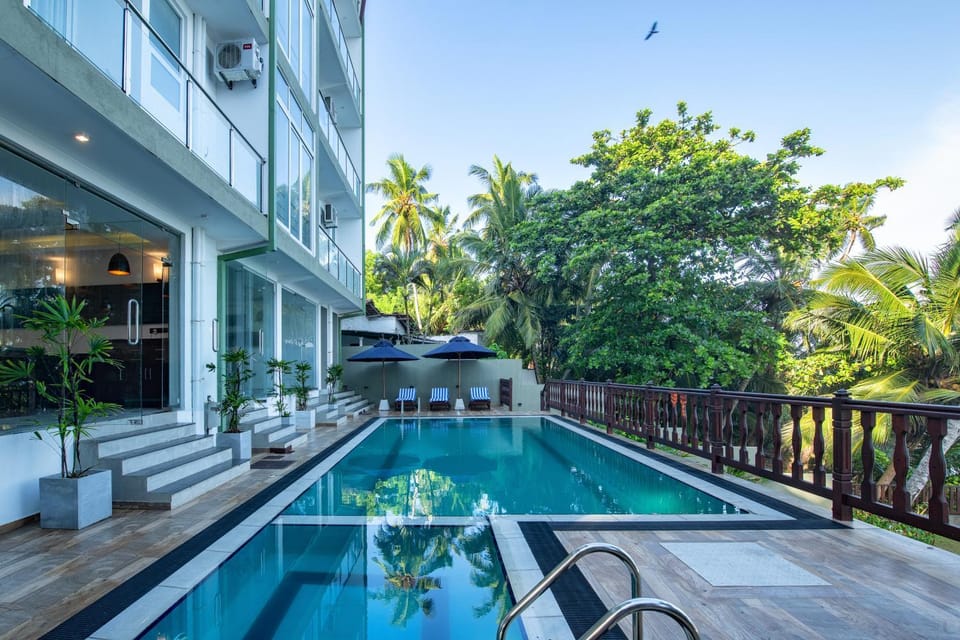 Property building, Day, Pool view, Swimming pool, Swimming pool, Swimming pool, sunbed