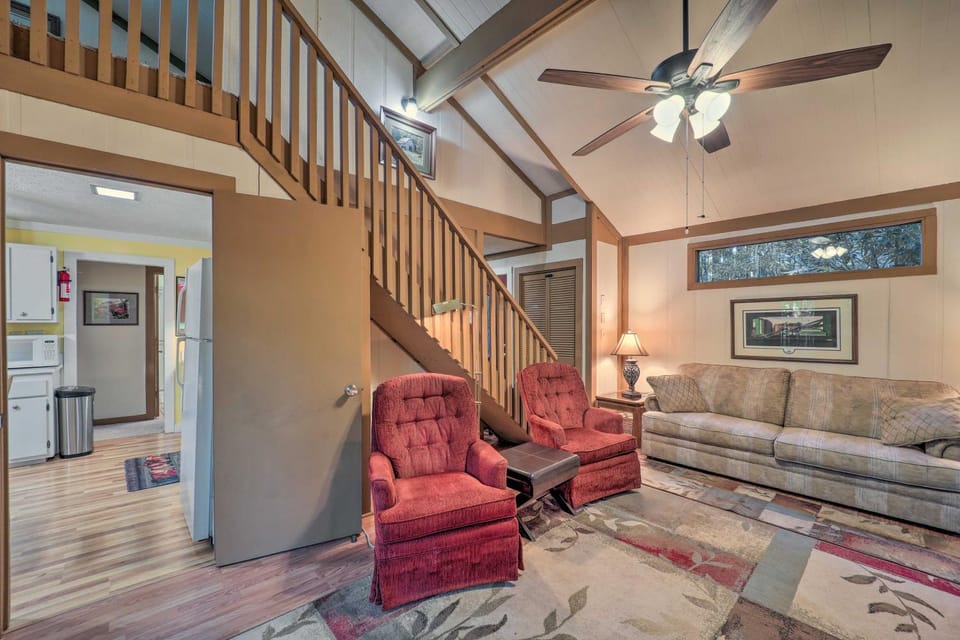 Ski Resort Cabin w/ Deck in Beech Mountain! Cabin in Beech Mountain