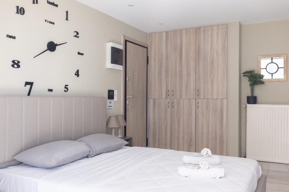 Bed, TV and multimedia, Photo of the whole room, Bedroom, towels, wardrobe, air conditioner