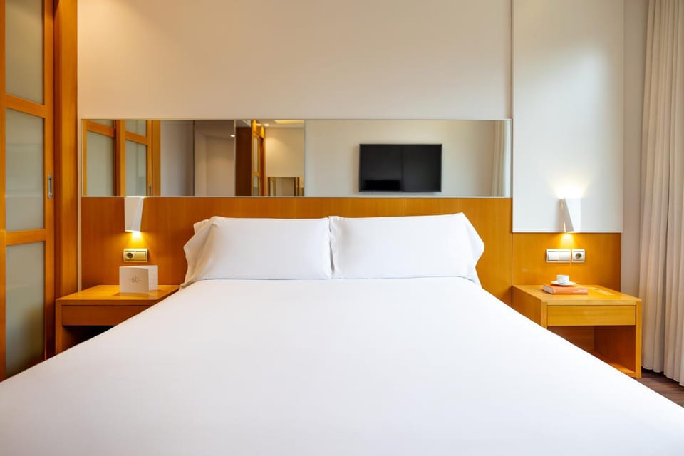 Bed, TV and multimedia, Bedroom, wardrobe