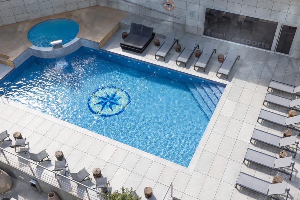 Swimming pool, sunbed