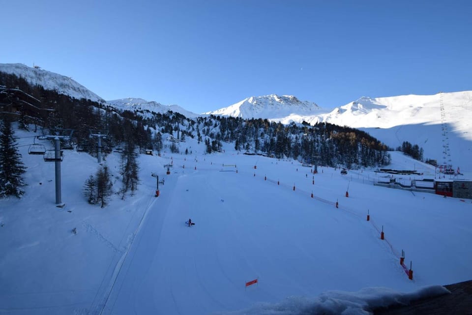 Skiing, Mountain view