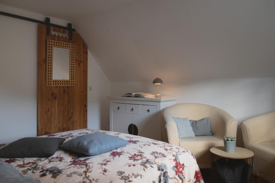 Photo of the whole room, Bedroom