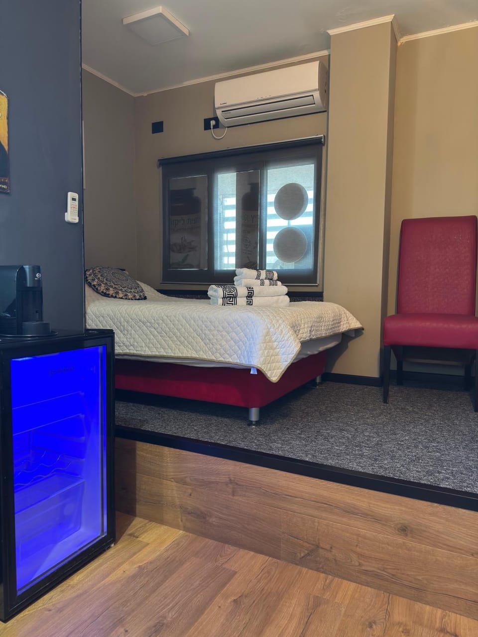 Bed, minibar