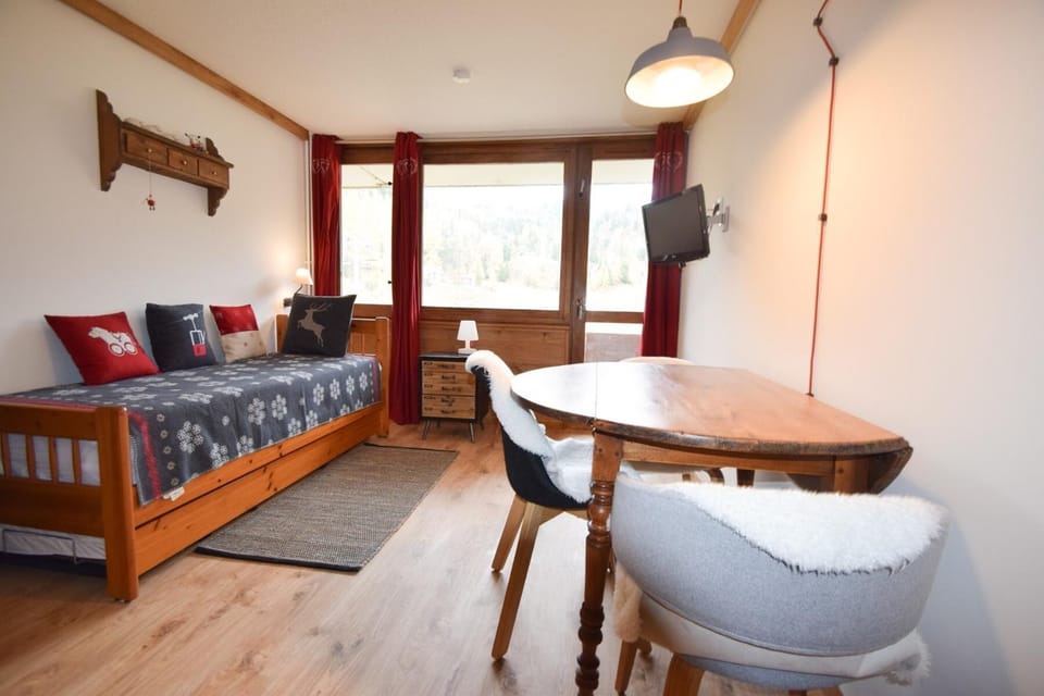 Bed, kitchen