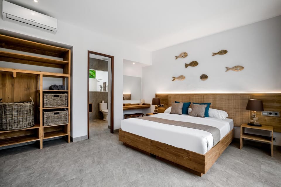 Bed, Bedroom, towels, air conditioner