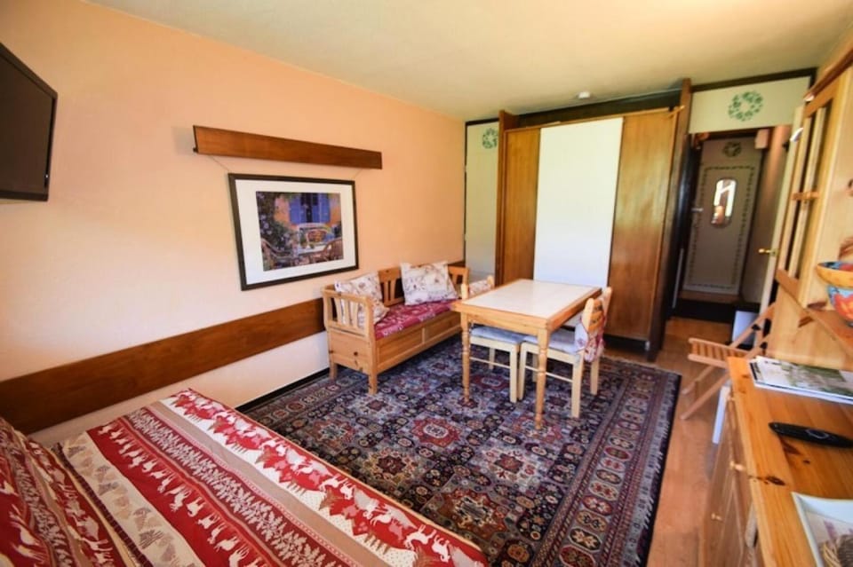 Bed, Living room, fireplace, kitchen
