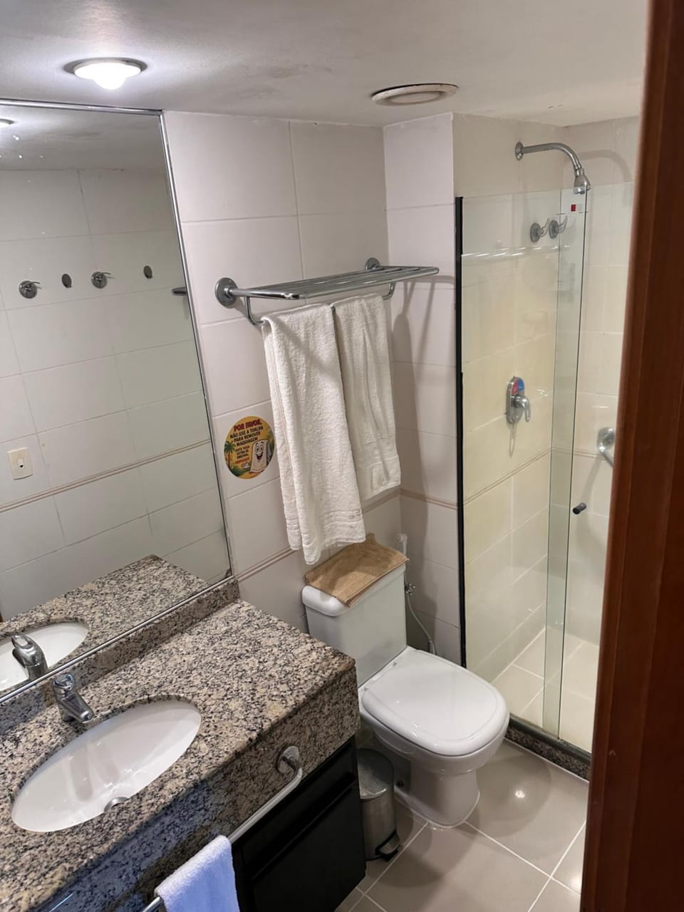 Barra da Tijuca - 508 - De Frente para Maravilhosa Piscina - Estacionamento Gratuito - Academia Comphania Atletica - Balsa para Praia Grátis - Microondas - Geladeira Grande - Recepção 24horas - Wi-Fi - Com Pia Apartment in Rio de Janeiro