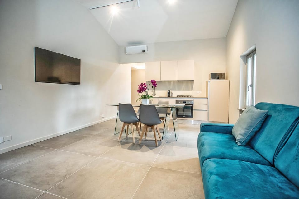 Kitchen or kitchenette, Seating area, Dining area, minibar, air conditioner