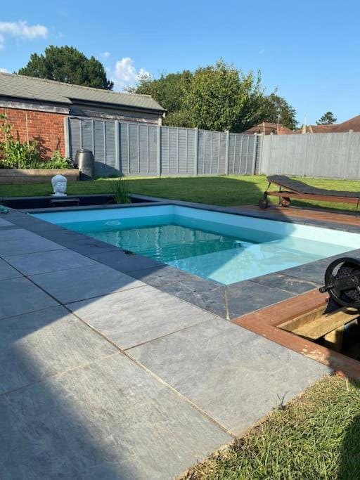 Luxury House close to Forest with outdoor Bath House in Christchurch