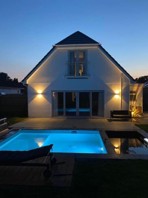 Luxury House close to Forest with outdoor Bath House in Christchurch
