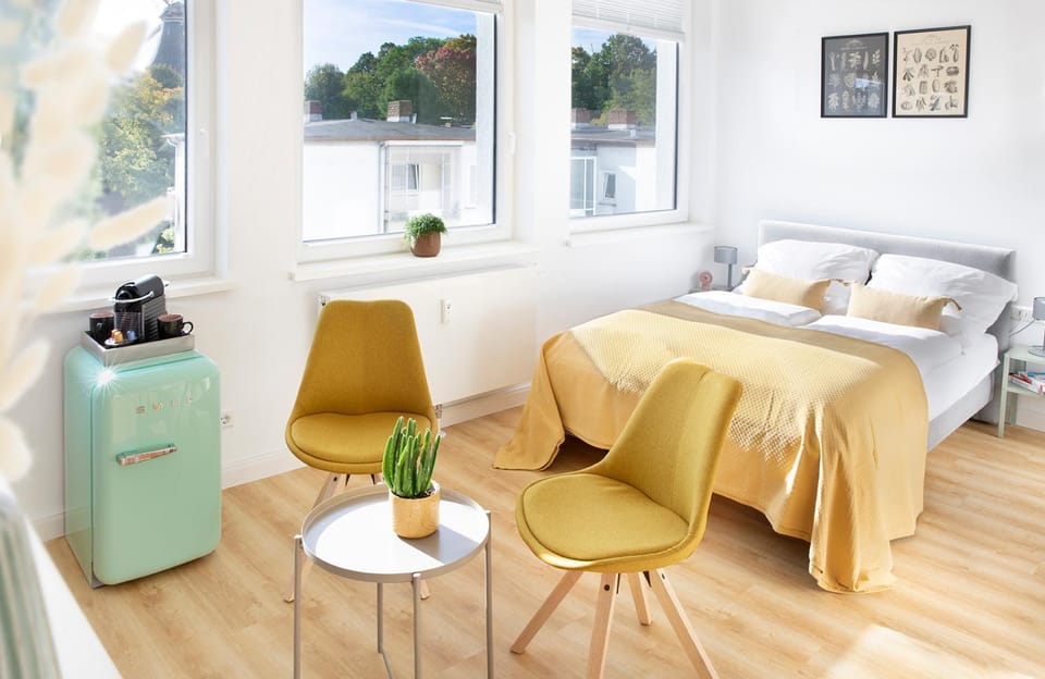 Bed, Seating area, Bedroom