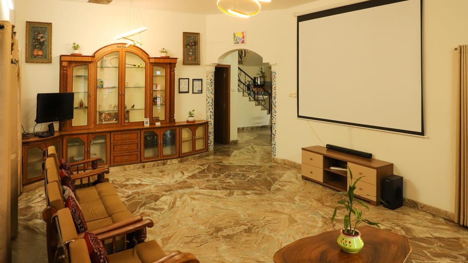 Communal lounge/ TV room, TV and multimedia, Living room, Seating area, Evening entertainment