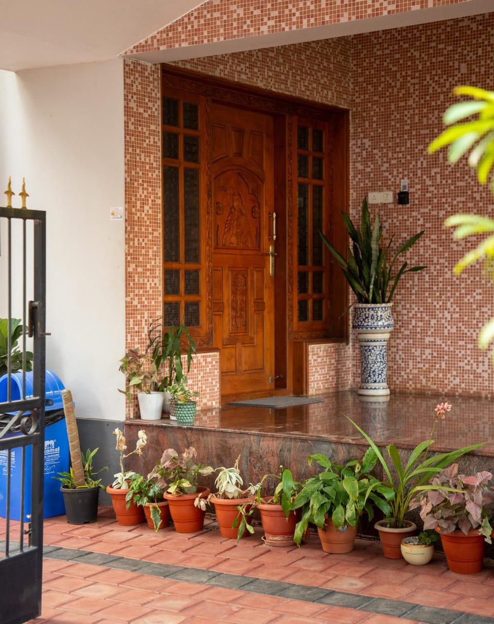 Facade/entrance, Day, Garden, Garden view