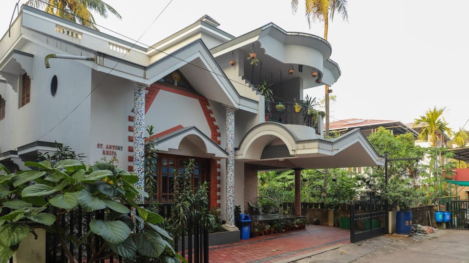 Property building, Facade/entrance, Day, Garden, Garden view, Parking