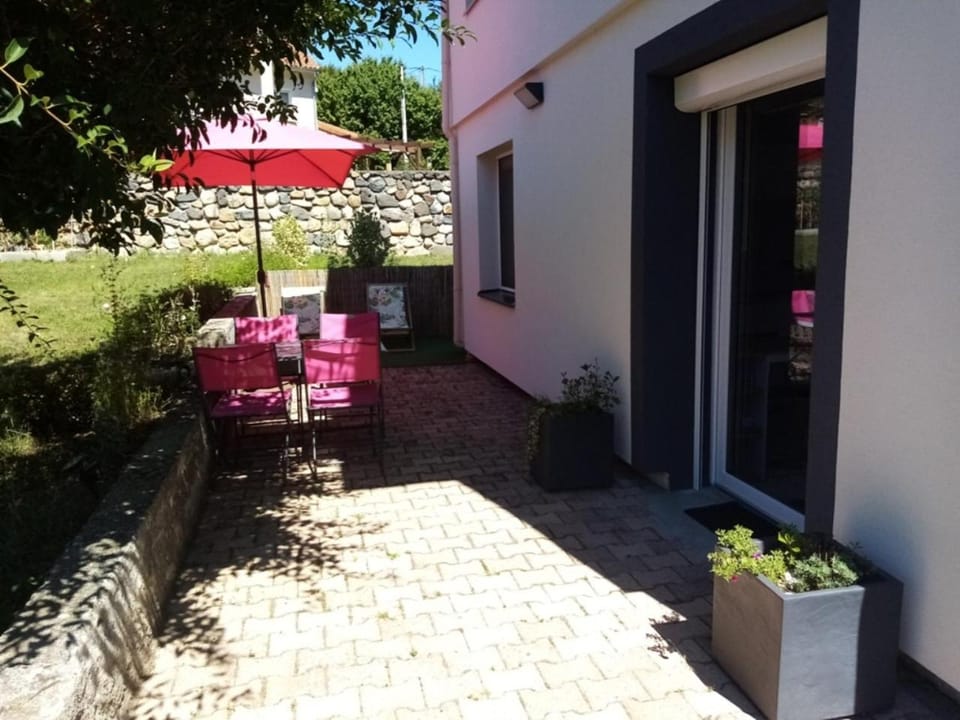 Gîte "Le temps d'une pause" terrasse et piscine Apartment in Auvergne-Rhône-Alpes