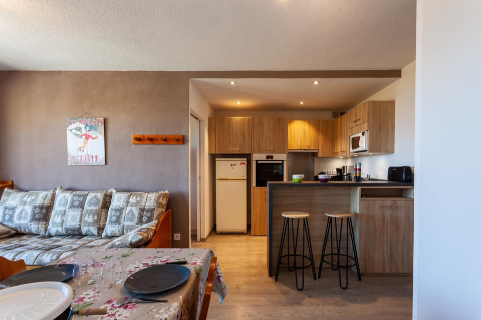 Kitchen or kitchenette, Living room, Dining area