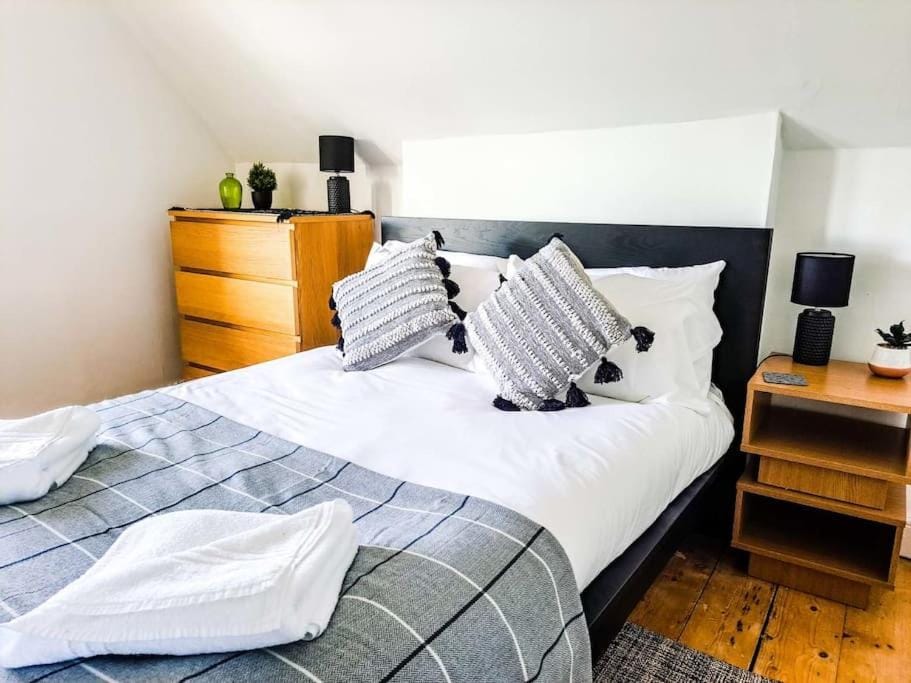 Bed, Bedroom, hair dresser, towels