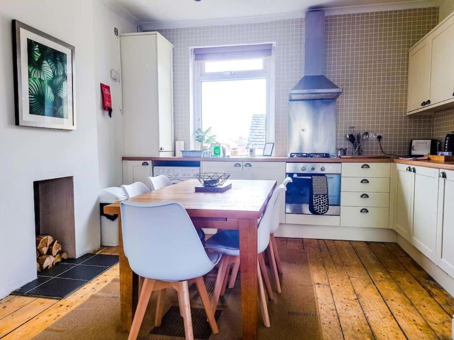 Kitchen or kitchenette, Dining area, minibar, pet friendly, stove, washing machine