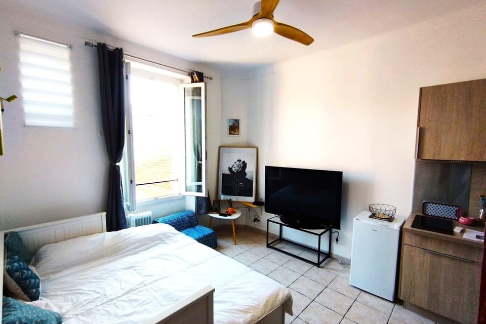 Communal lounge/ TV room, Bed, TV and multimedia, Living room, Photo of the whole room, Bedroom
