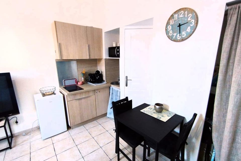 Kitchen or kitchenette, minibar, stove