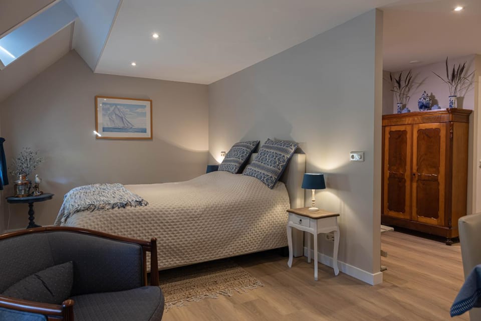 Bed, Living room, Photo of the whole room, Seating area, Bedroom