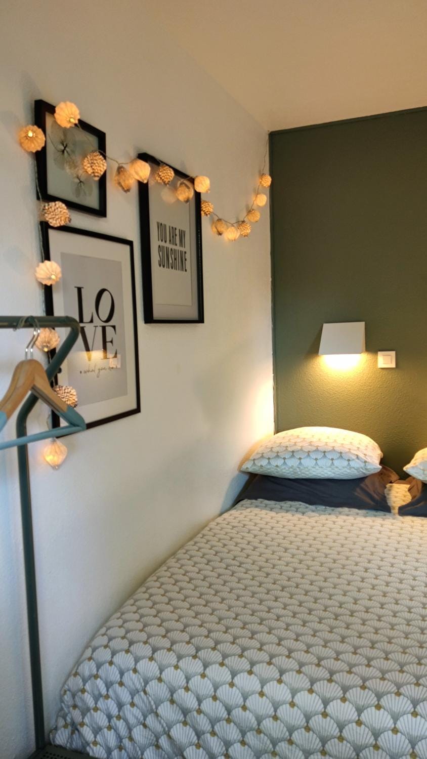 Photo of the whole room, Bedroom