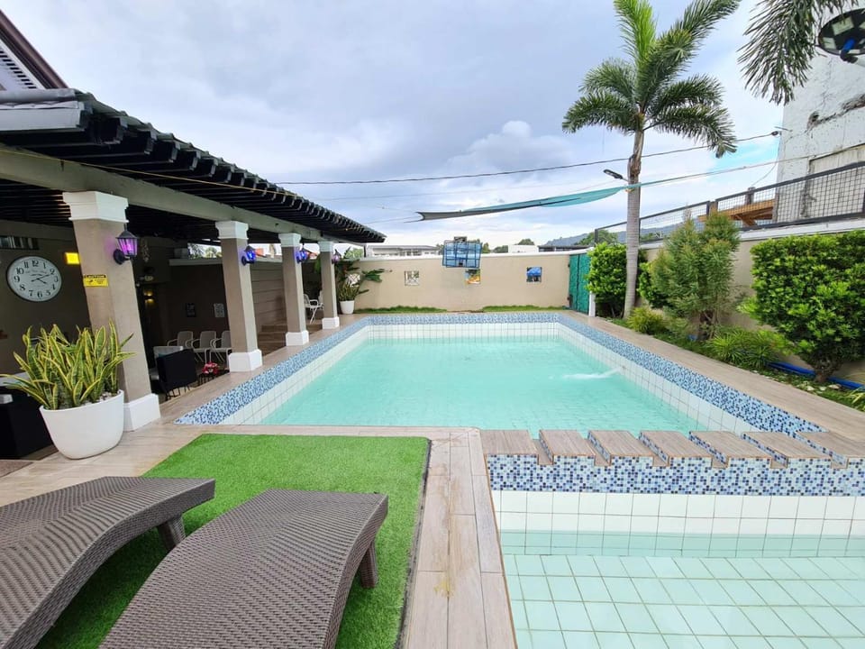 Palazzo 1 HotSpring,3Bedrooms 35to40pax, Pansol Calamba Villa in Calamba