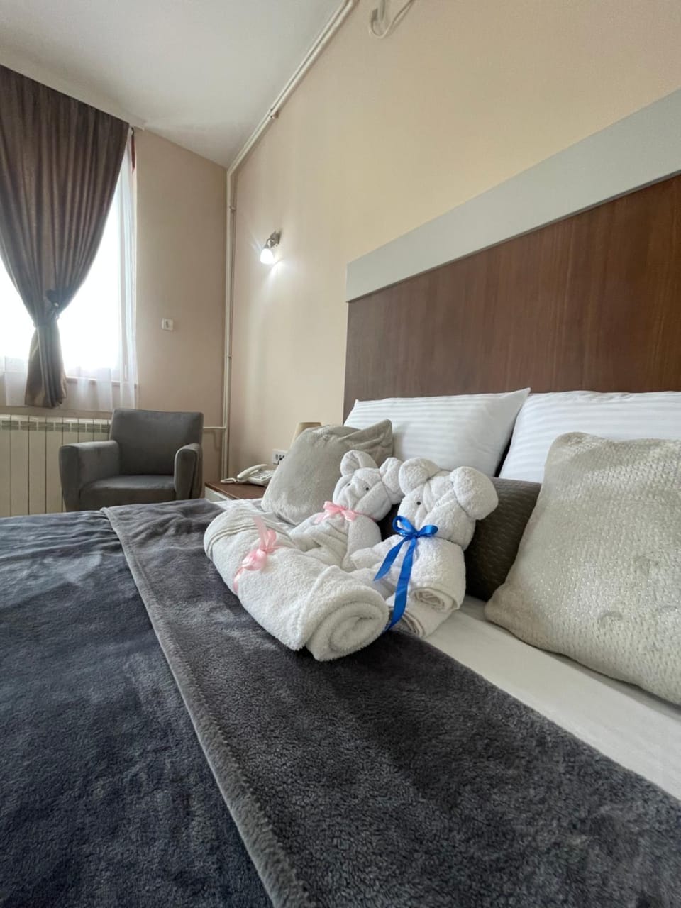 Bed, Photo of the whole room, Bedroom, towels