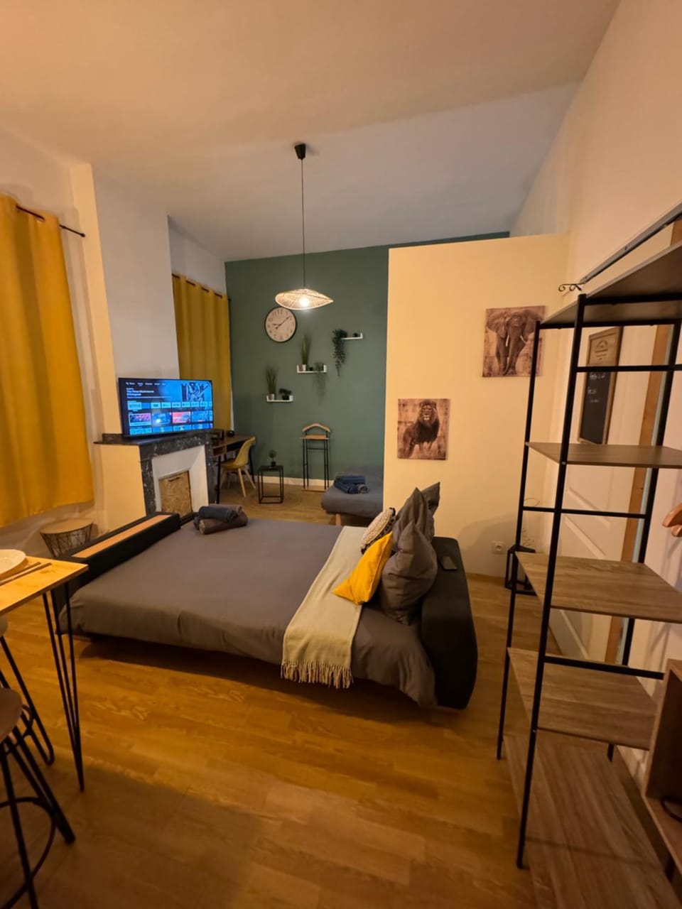 Bed, TV and multimedia, Living room, Photo of the whole room, Seating area, Bedroom