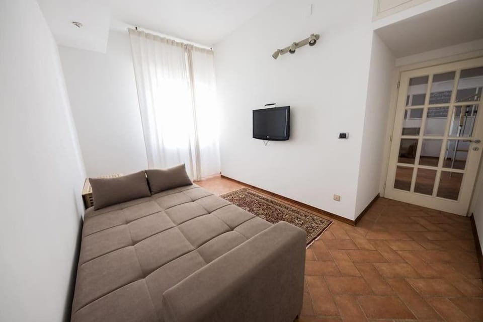 Bed, TV and multimedia, Living room, Evening entertainment, Bedroom