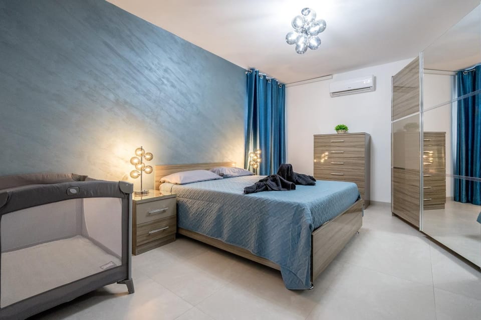Bed, Photo of the whole room, Bedroom, towels, wardrobe, air conditioner