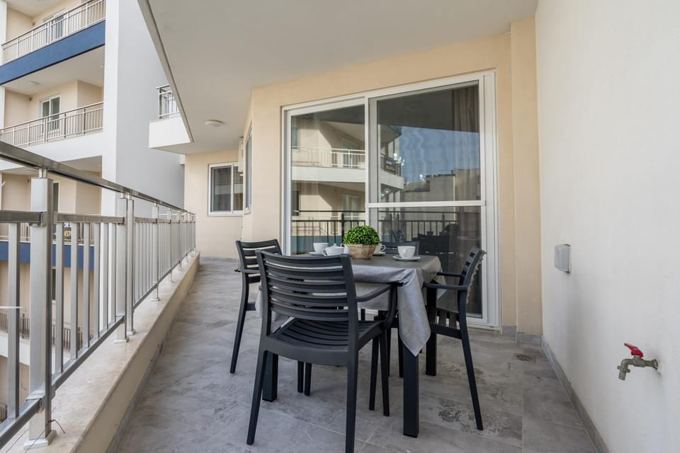 Patio, Day, Balcony/Terrace, Dining area