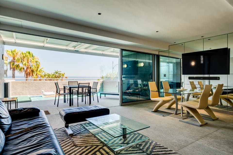 View (from property/room), Balcony/Terrace, Living room, Seating area, Dining area