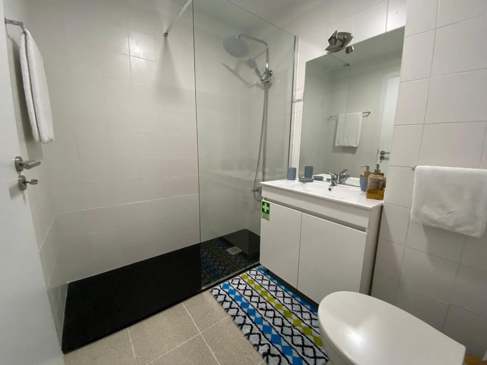 Shower, Toilet, Bathroom, towels