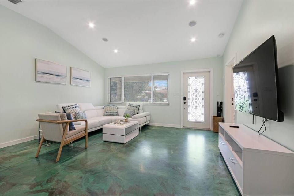 Heated Pool I Soundproof Home I Firepit I 630Mbps House in Hollywood