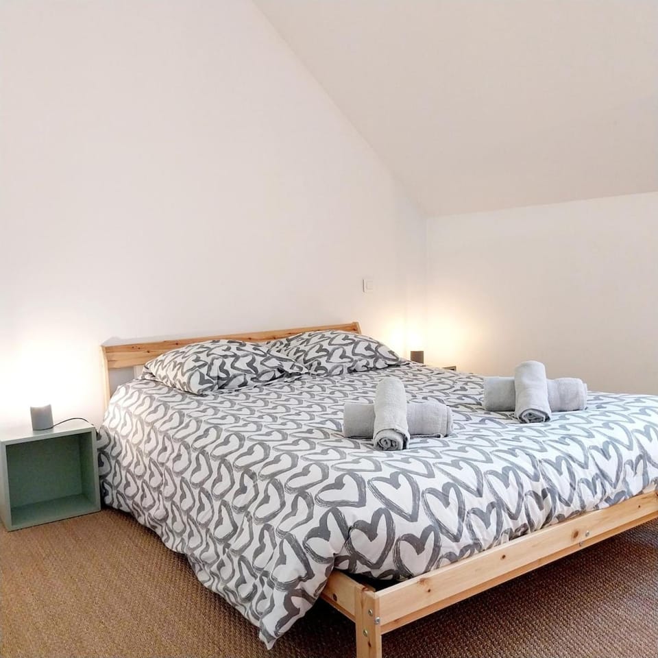 Bed, Photo of the whole room, Bedroom, towels