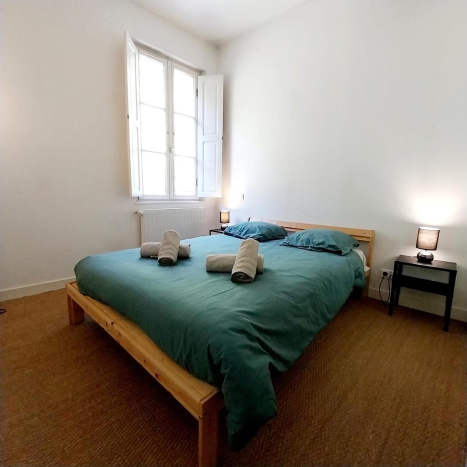 Bed, Photo of the whole room, Bedroom, towels